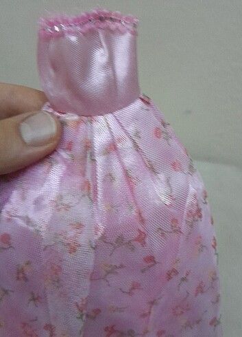Barbie bebek pembe çiçekli elbise
