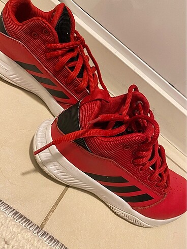 Adidas kırmızı ayakkabı