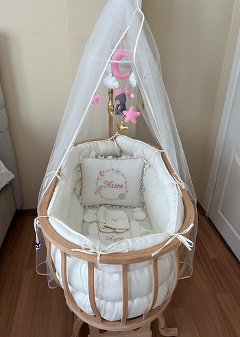 Beyaz Ahşap Beşik ve Tül Perde - Görsel 2