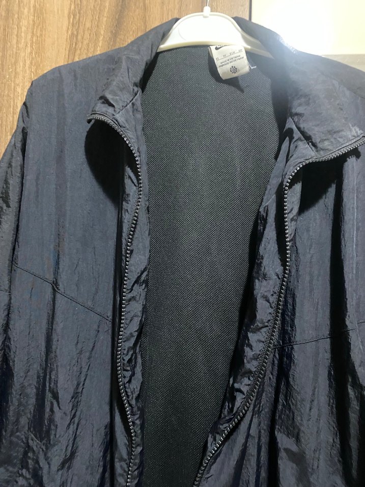 Nike Siyah Rahat Kesim Rüzgarlık - Görsel 4