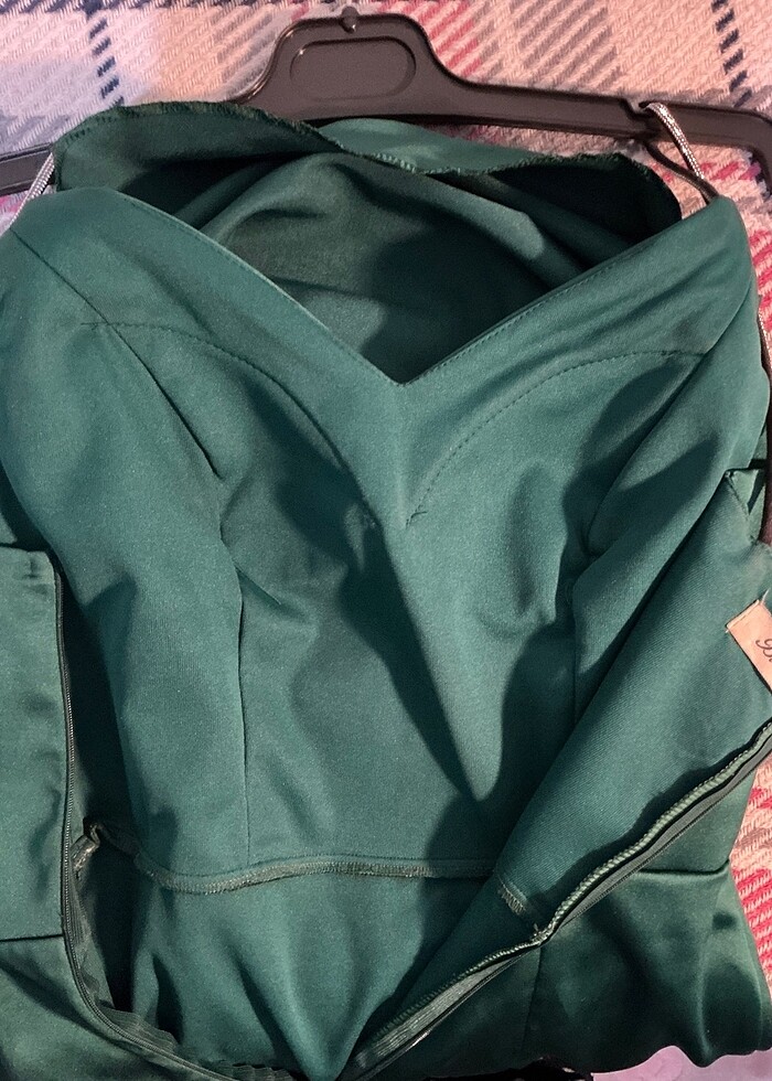 Zümrüt yeşili abiye - Görsel 3