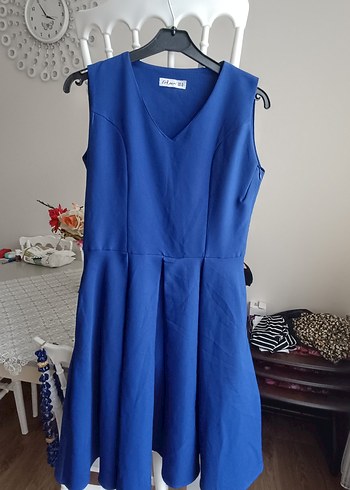 Mavi V Yakalı Piliseli Midi Elbise - Görsel 4