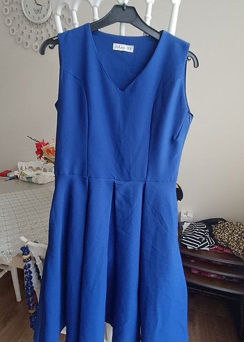 Mavi V Yakalı Piliseli Midi Elbise - Görsel 3