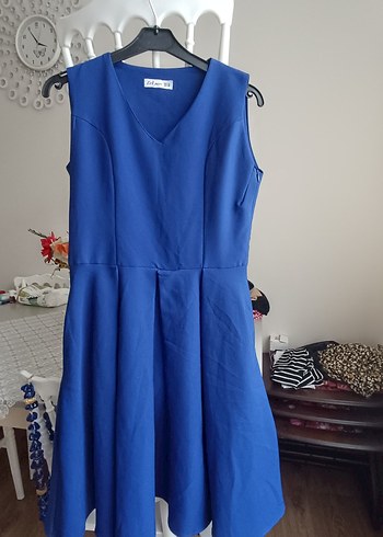 Mavi V Yakalı Piliseli Midi Elbise - Görsel 2