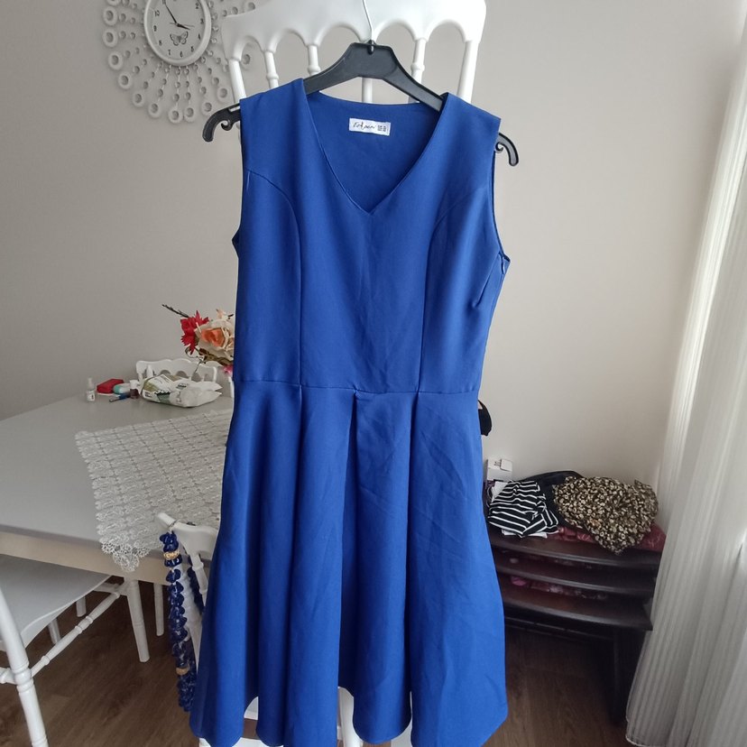 Mavi V Yakalı Piliseli Midi Elbise - Görsel 4