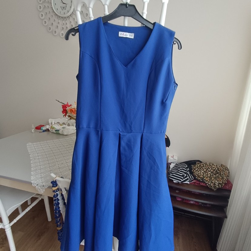 Mavi V Yakalı Piliseli Midi Elbise - Görsel 3