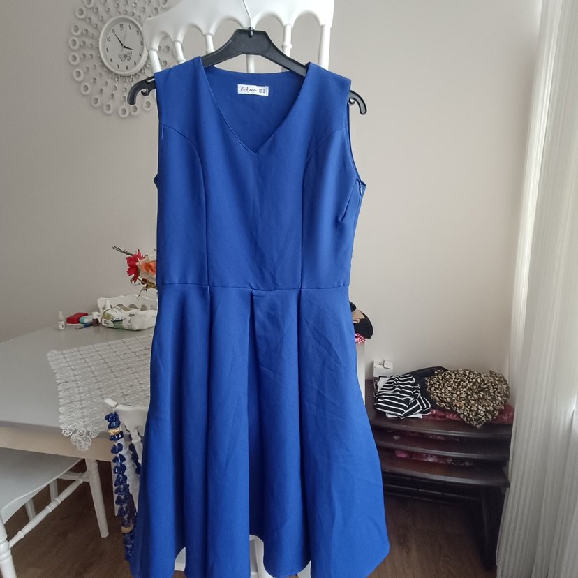 Mavi V Yakalı Piliseli Midi Elbise - Görsel 2