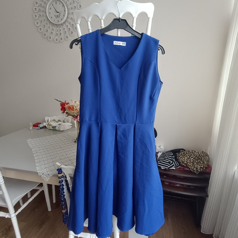 Mavi V Yakalı Piliseli Midi Elbise - Görsel 5