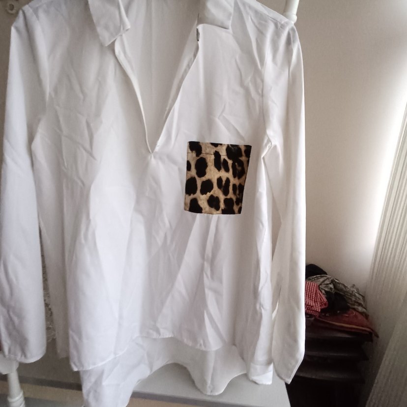 Leopar Cepli Beyaz Kadın Gömlek - Görsel 3