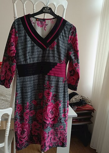 Pembe Çiçek Desenli V Yaka Midi Elbise - Görsel 4