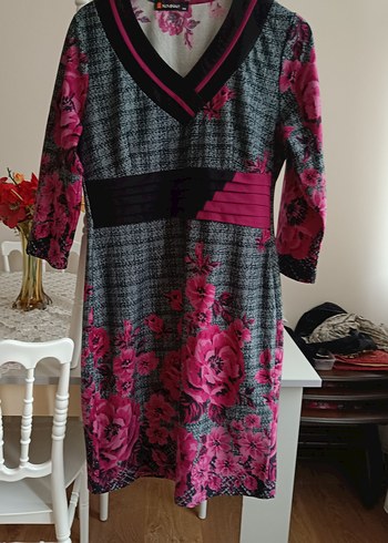 Pembe Çiçek Desenli V Yaka Midi Elbise - Görsel 2