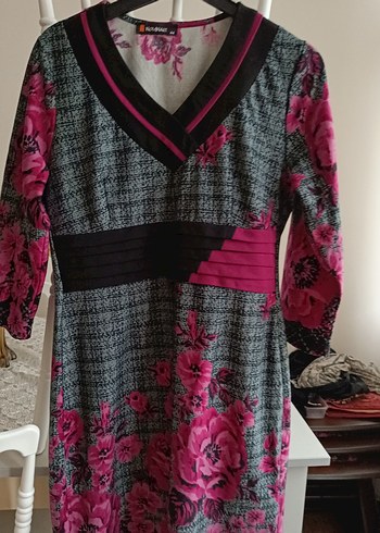 Pembe Çiçek Desenli V Yaka Midi Elbise - Görsel 3