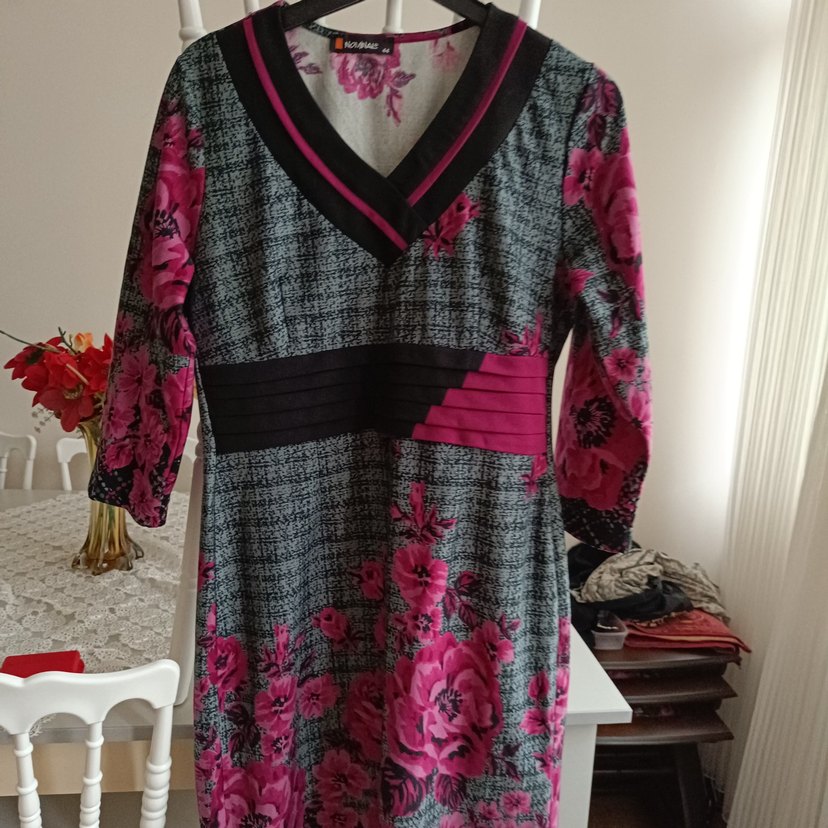 Pembe Çiçek Desenli V Yaka Midi Elbise - Görsel 3