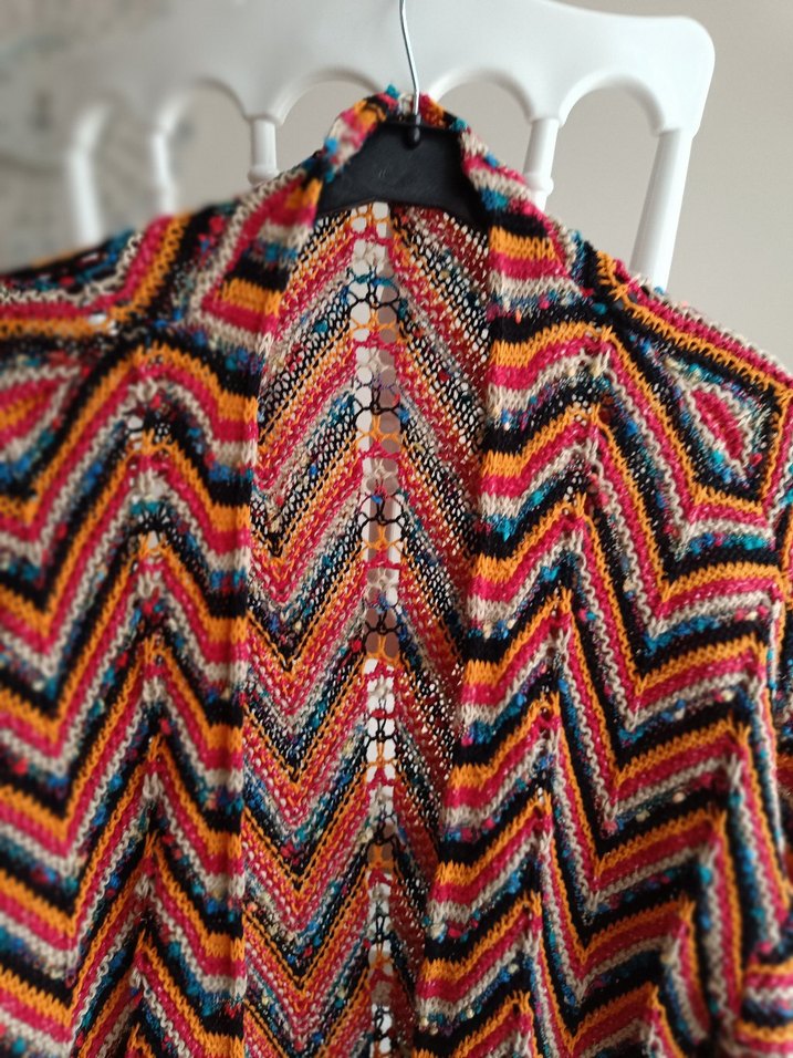 Renkli Desenli Uzun Triko Hırka - Görsel 3