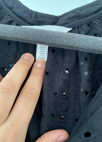 Siyah V Yaka Uzun Kollu Nakışlı Bluz - Görsel 4