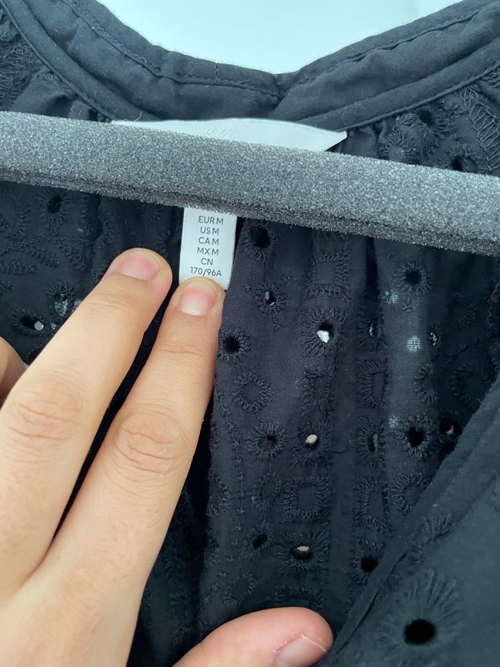 Siyah V Yaka Uzun Kollu Nakışlı Bluz - Görsel 4