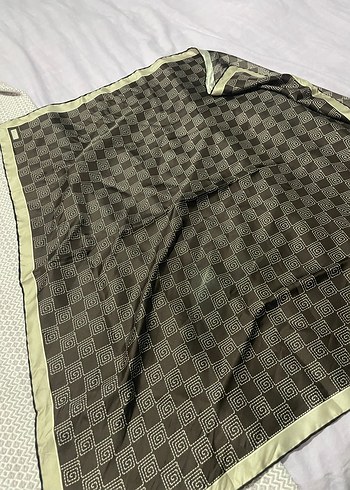 Kemer Detaylı Klasik Kadın İpek Fular - Görsel 4