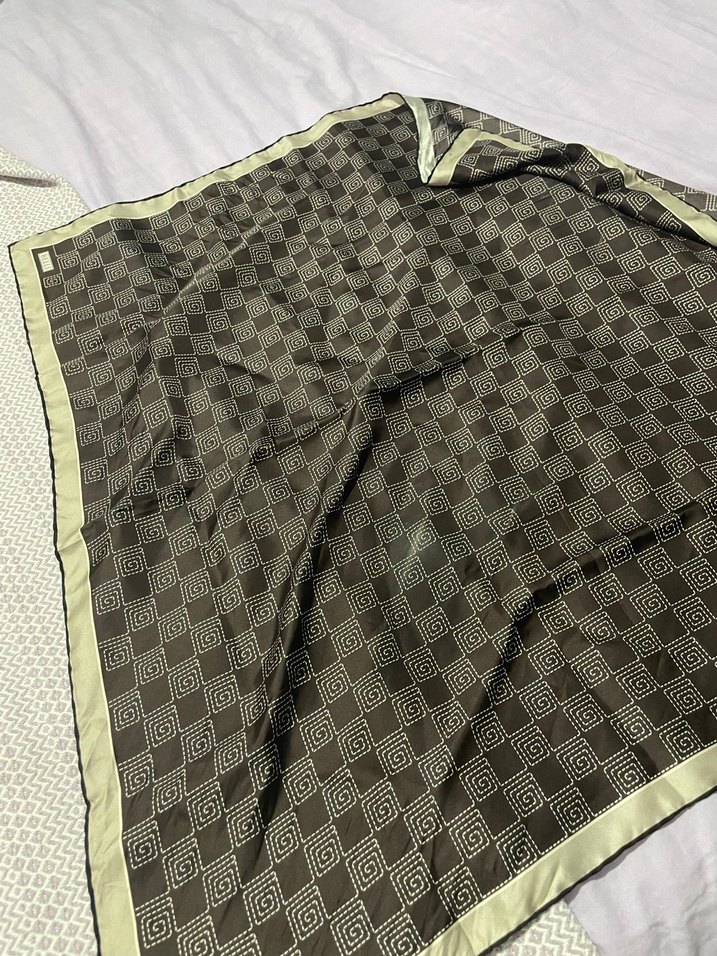 Kemer Detaylı Klasik Kadın İpek Fular - Görsel 4