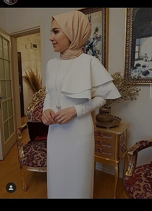 Beyaz kol detaylı elbise