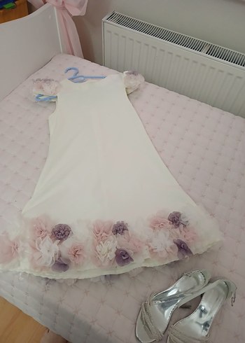 Çiçek Detaylı Beyaz Kız Elbisesi ve simli ayakkabi - Görsel 2