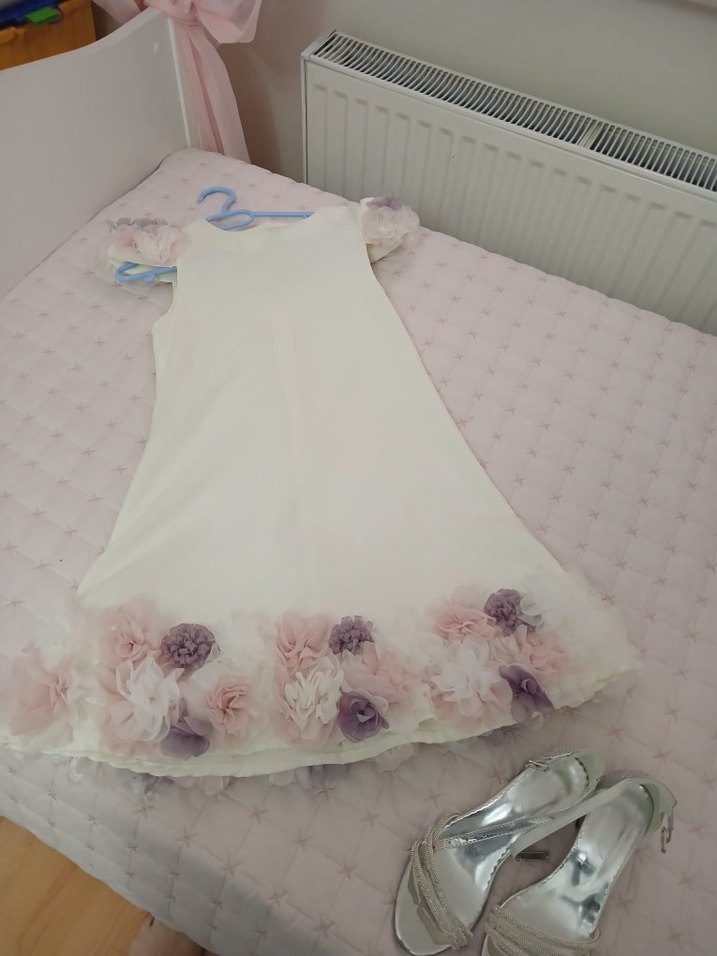 Çiçek Detaylı Beyaz Kız Elbisesi ve simli ayakkabi - Görsel 2