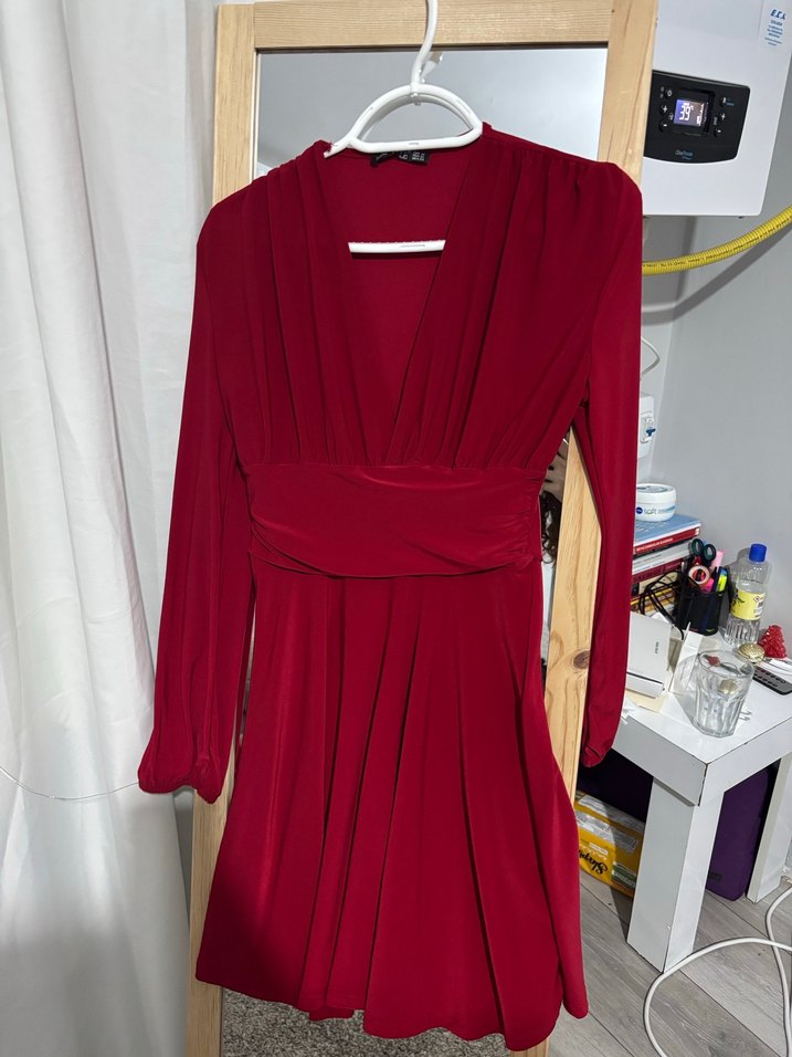 Kırmızı elbise ve antrasit bluz - Görsel 3