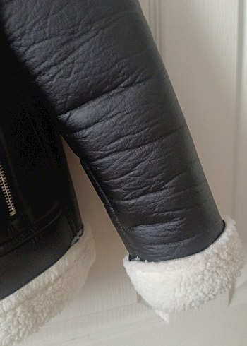 Beyaz Kürklü Siyah Deri Biker Ceket - Görsel 6