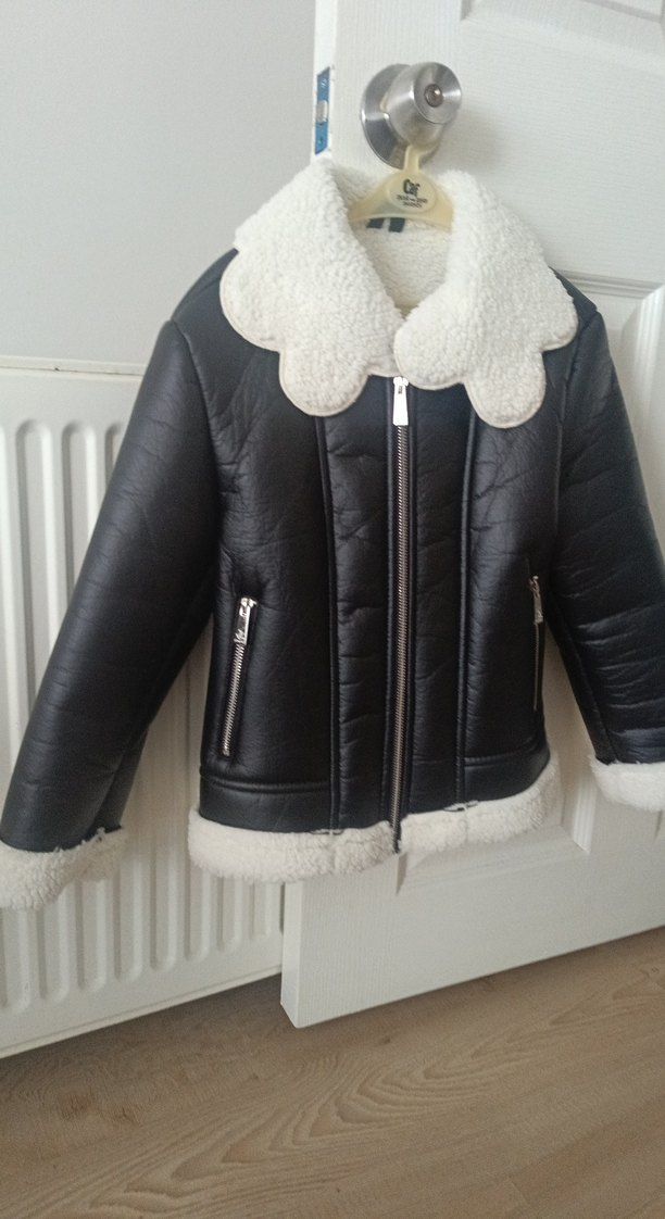 Beyaz Kürklü Siyah Deri Biker Ceket - Görsel 2