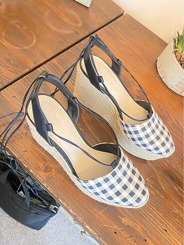 38 Beden CHARLES&KEITH DOLGU TOPUK AYAKKABI