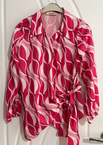 Pembe Drapeli Batik Desenli V Yaka Kadın Gömlek