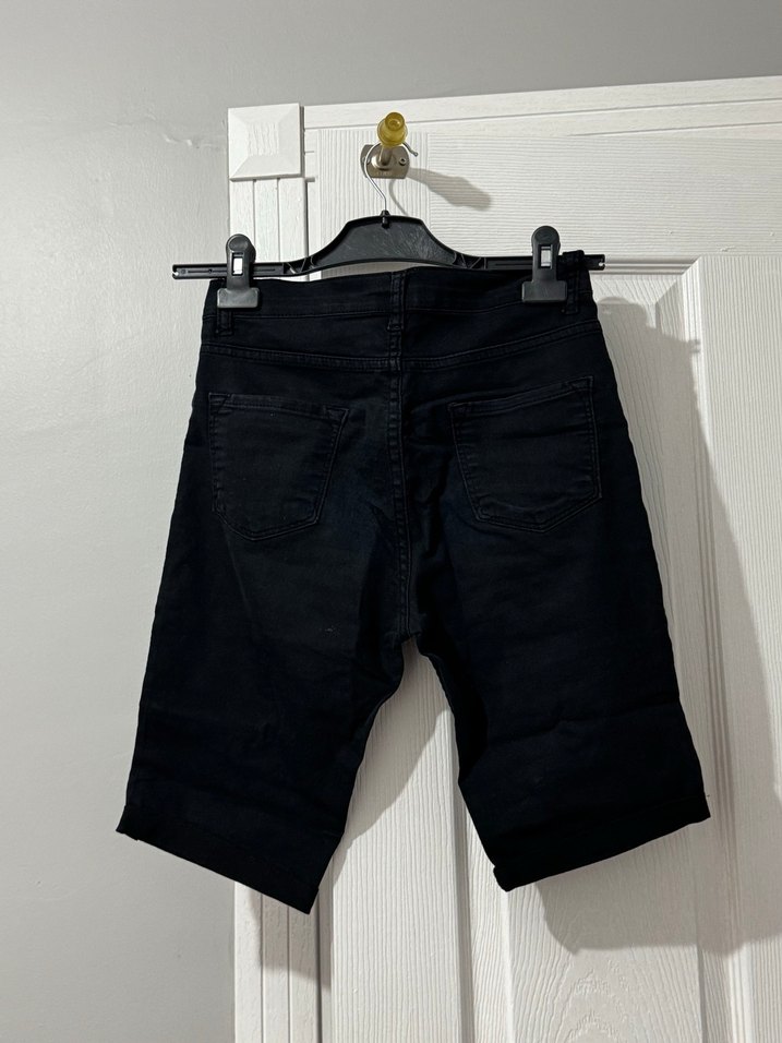 Siyah Kemerli Erkek Kısa Kot Pantolon - Görsel 3