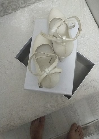 Diger Beyaz Kadın Kemerli Topuklu Ayakkabı