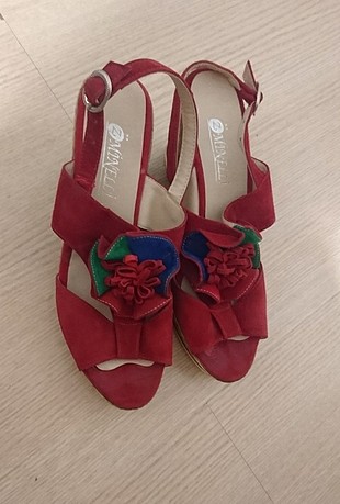 bir iki kez giyildi gayet iyi durumda kırmızı dolgu topuk sandal