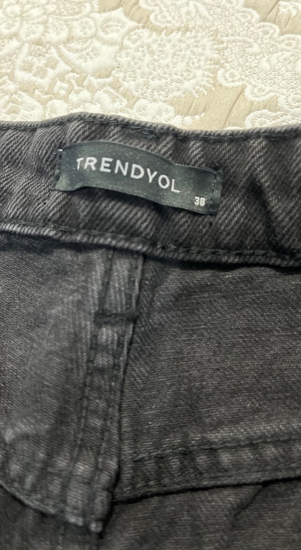 Siyah Yırtık Detaylı  Midi Kot Pantolon - Görsel 4