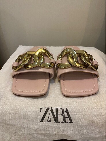 Zara Zincir Detaylı Düz Terlik