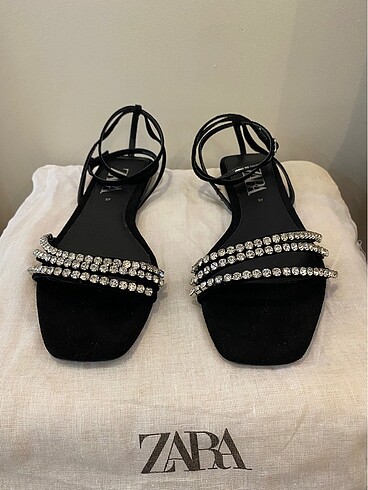 Zara Taşlı Düz Sandalet