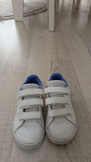 Adidas Bir yaz kulanılmıştır