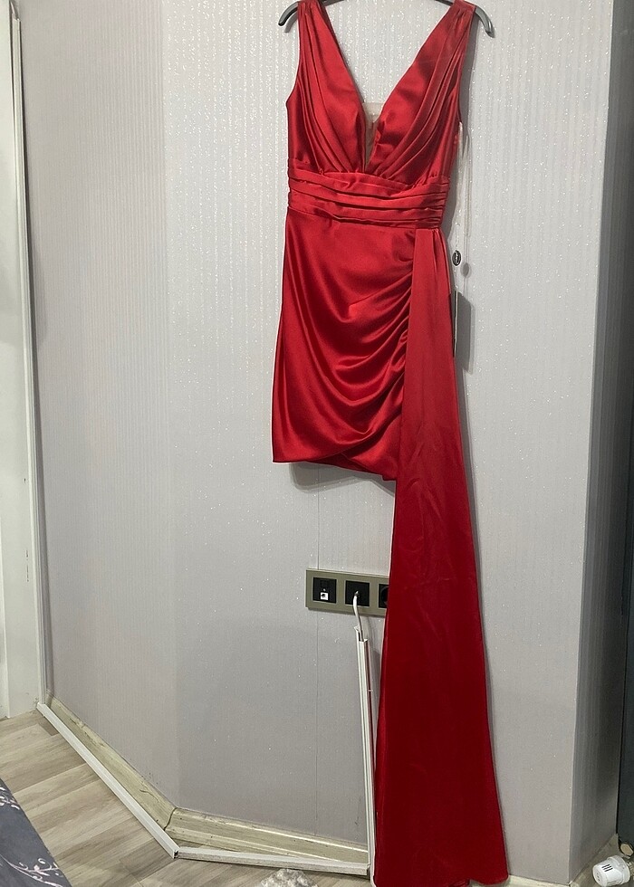 Kırmızı Elbise - Görsel 2