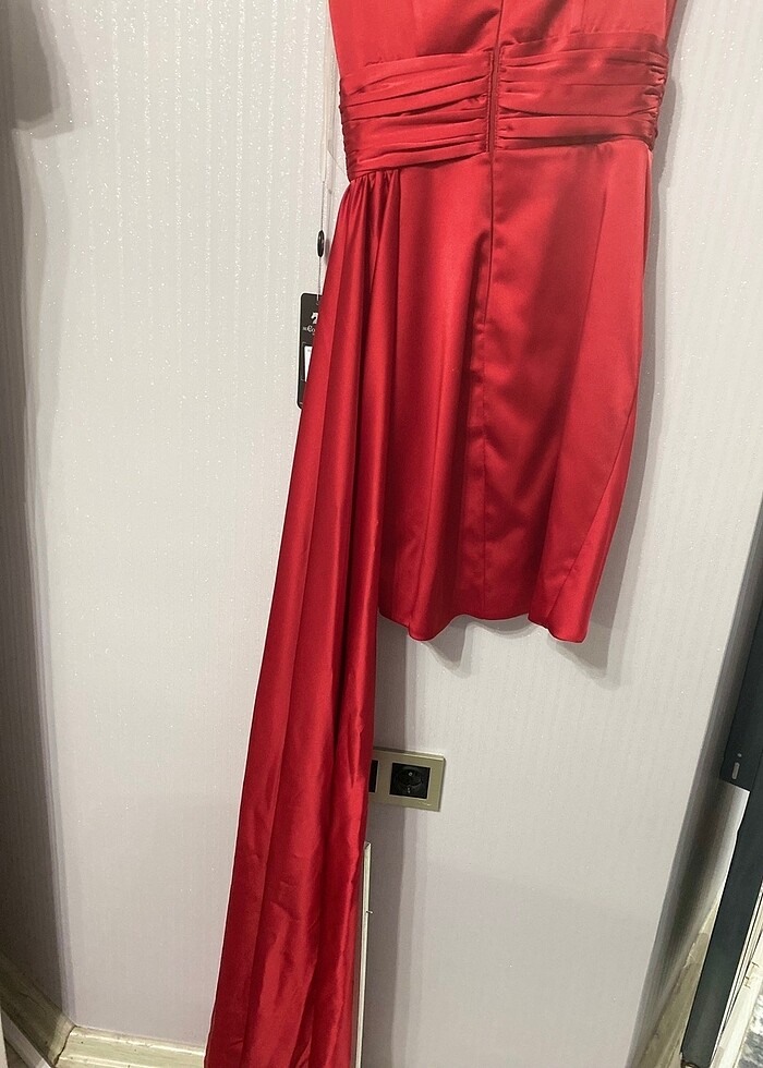 Kırmızı Elbise - Görsel 5