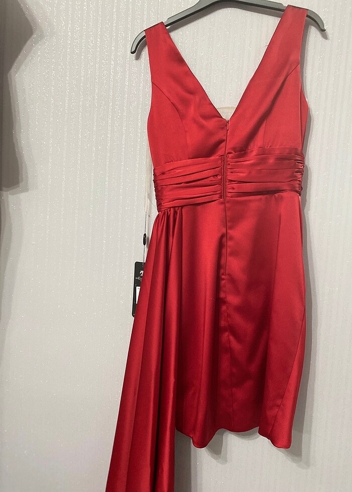 Kırmızı Elbise - Görsel 4