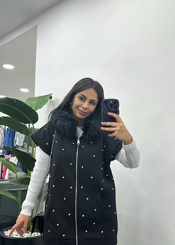 Siyah Kapüşonlu Kürklü Kolsuz Mini Yelek