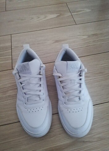40 Beden beyaz Renk Adıdas spor ayakkabı 
