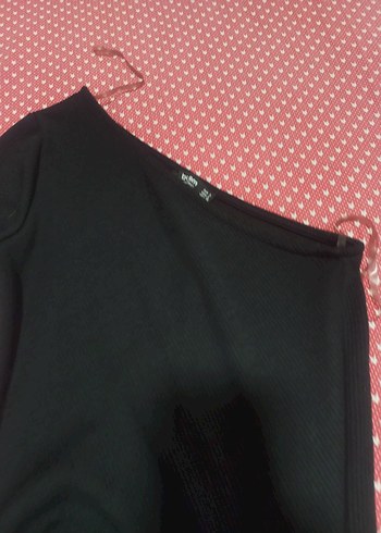 Uzun Kollu Drapeli Siyah yırtmaçlı omzu acik elbise - Görsel 4