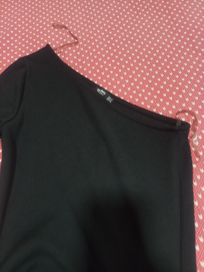 Uzun Kollu Drapeli Siyah yırtmaçlı omzu acik elbise - Görsel 4