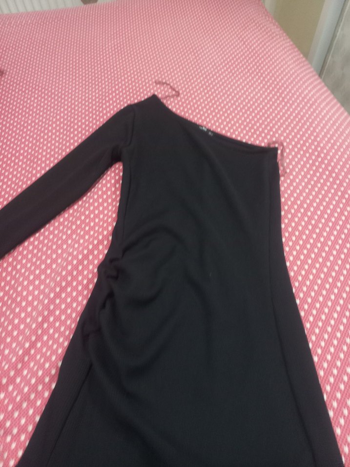 Uzun Kollu Drapeli Siyah yırtmaçlı omzu acik elbise - Görsel 5