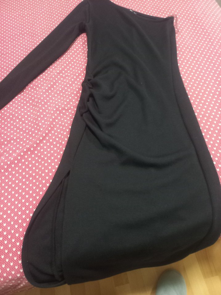 Uzun Kollu Drapeli Siyah yırtmaçlı omzu acik elbise - Görsel 3