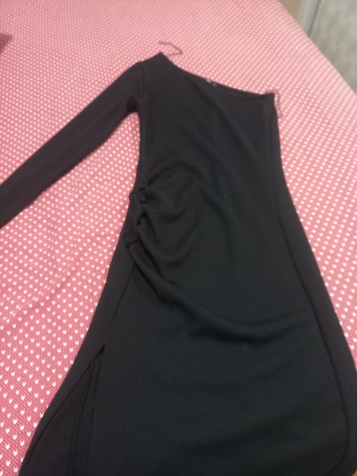 Uzun Kollu Drapeli Siyah yırtmaçlı omzu acik elbise - Görsel 2