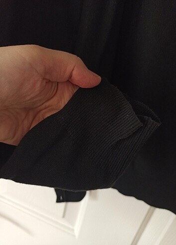 m Beden siyah Renk Bershka M bedene uyumlu hırka etikette XL yazıyor ancak dar kalı