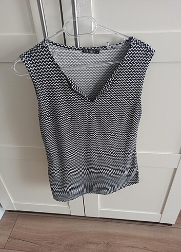 Tomixx marka şık bir bluz s beden gayet hoş ve şık. pantolon ve