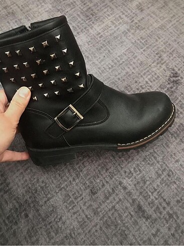34 Beden Siyah zımbalı bot